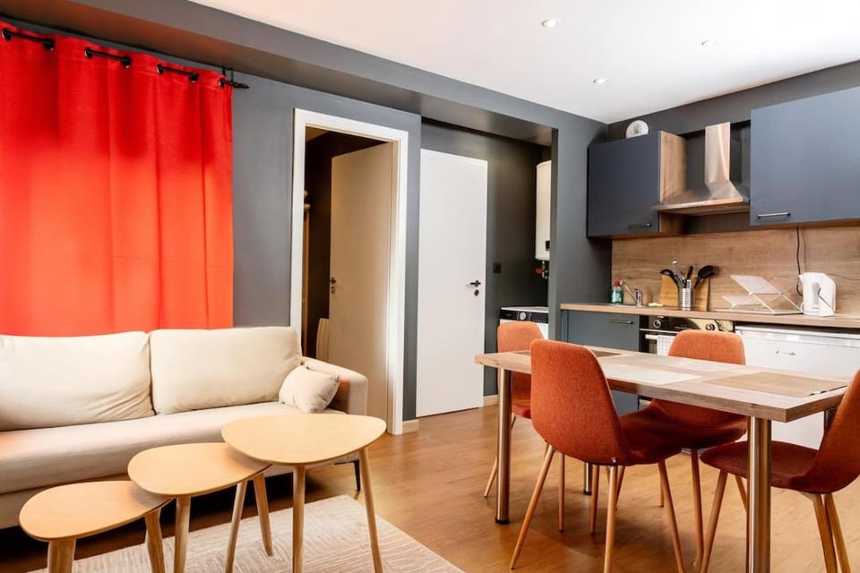 Coffee/tea facilities, Kitchen or kitchenette, Seating area, Dining area, stove