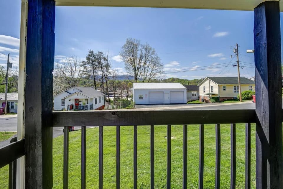 Charming 2 Bedroom Home by Founder's Park House in Johnson City
