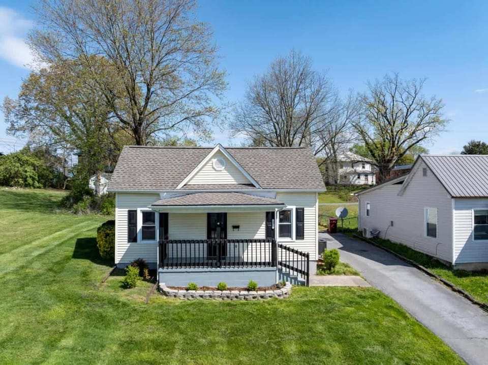 Charming 2 Bedroom Home by Founder's Park House in Johnson City