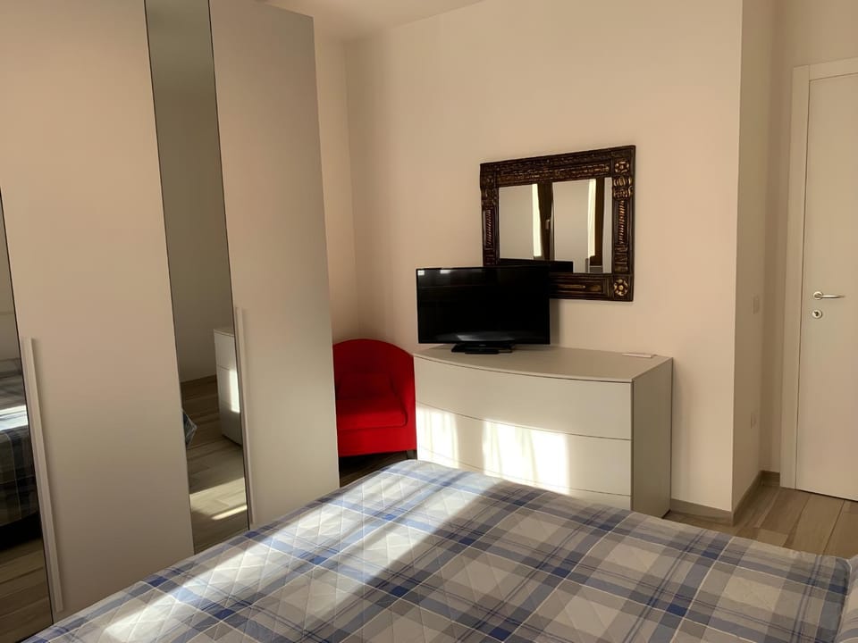 Bed, TV and multimedia, Bedroom, wardrobe