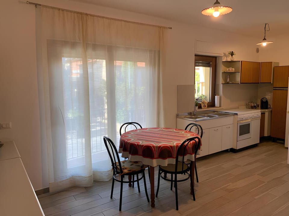 Kitchen or kitchenette, Dining area, oven, stove