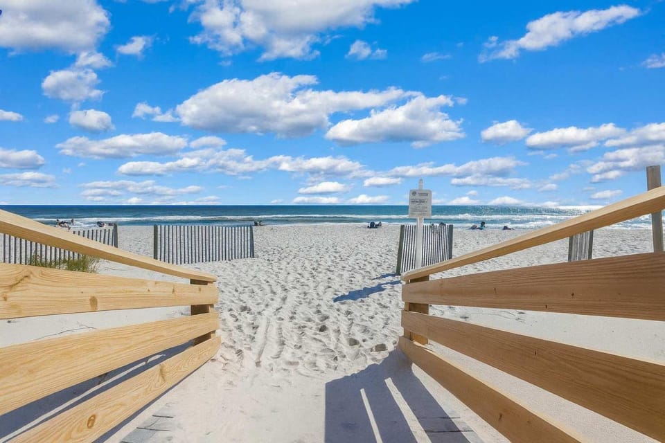 Island Royale- Beachfront Penthouse Apartment in West Beach