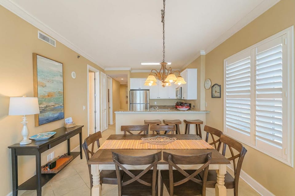 Island Royale- Beachfront Penthouse Apartment in West Beach