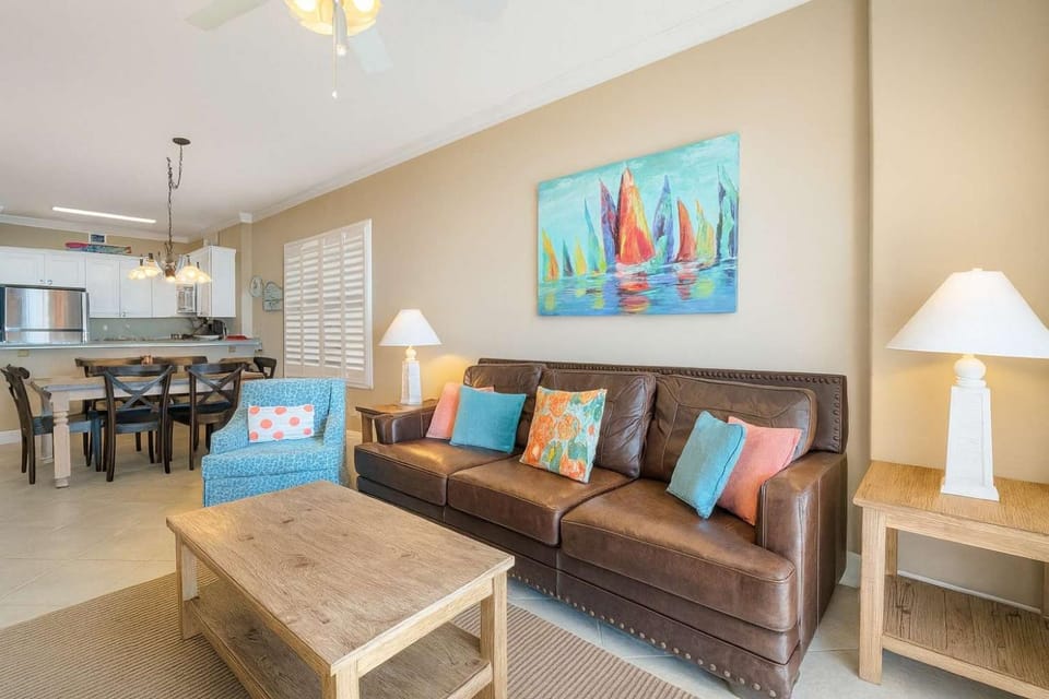 Island Royale- Beachfront Penthouse Apartment in West Beach