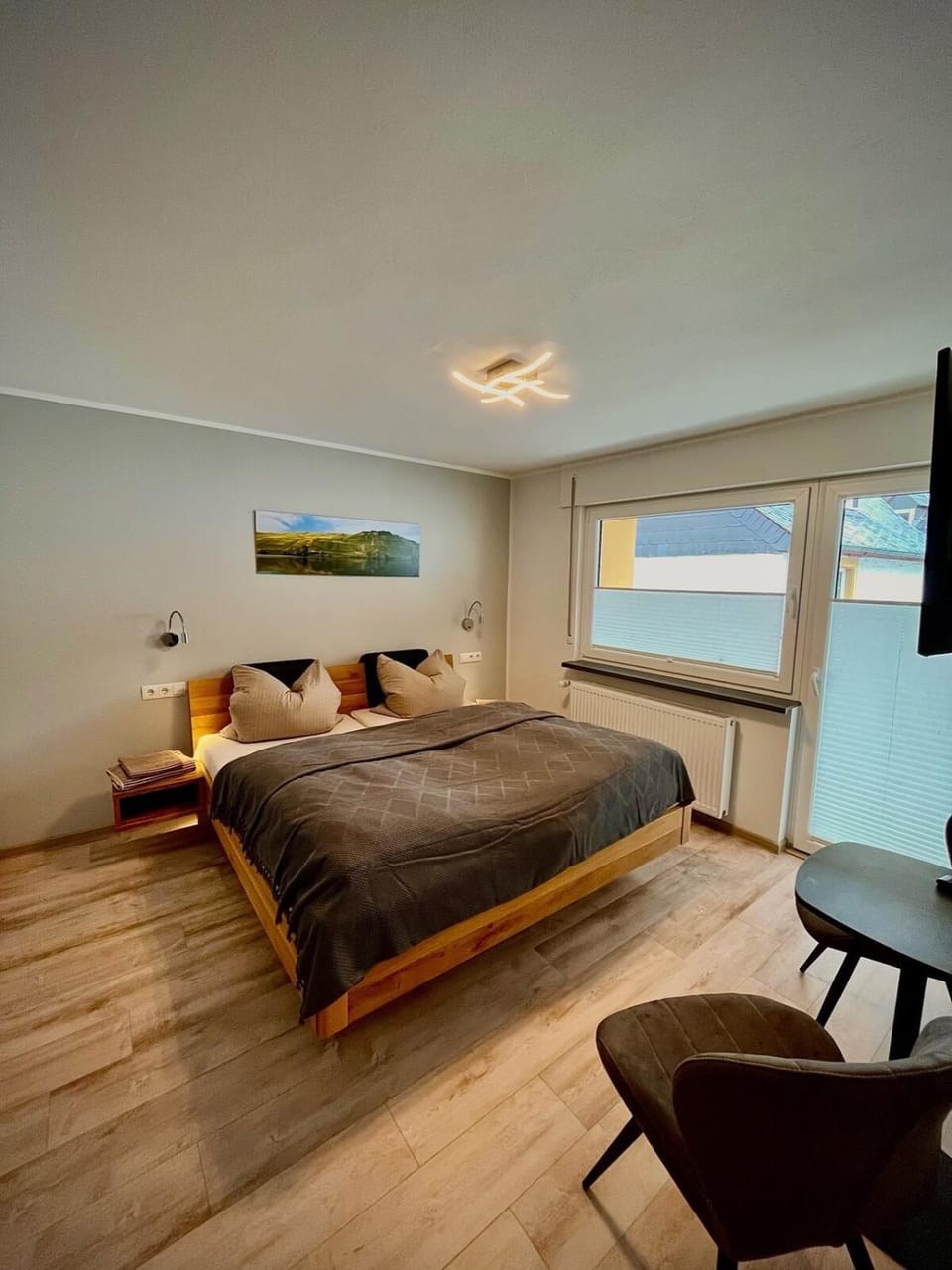 Bed, Living room, Photo of the whole room, Seating area, Bedroom, hair dresser