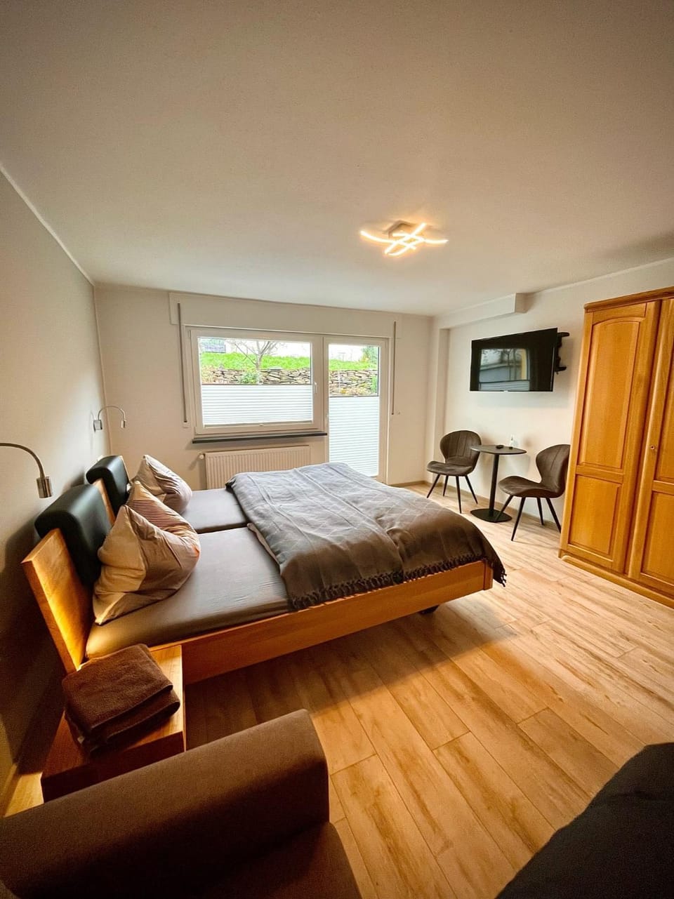 Bed, TV and multimedia, Seating area, Bedroom