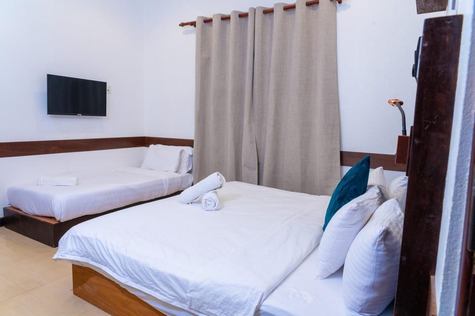 Bed, TV and multimedia, Photo of the whole room, Bedroom