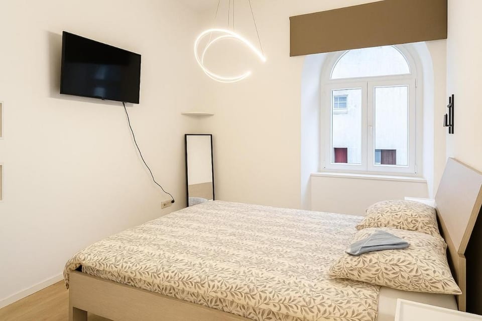 Bed, TV and multimedia, Photo of the whole room, Bedroom, towels
