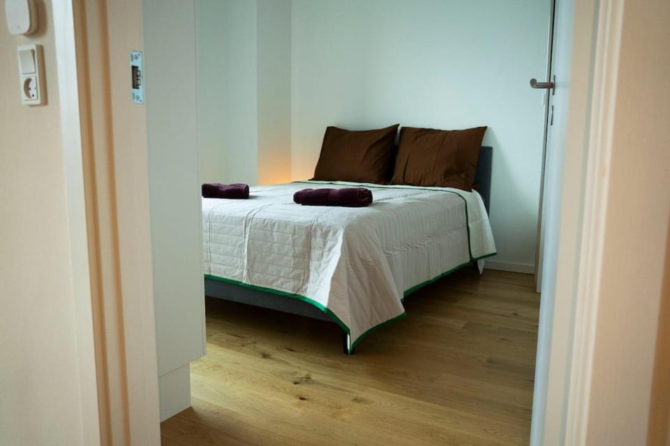 Bed, Bedroom, towels, wardrobe