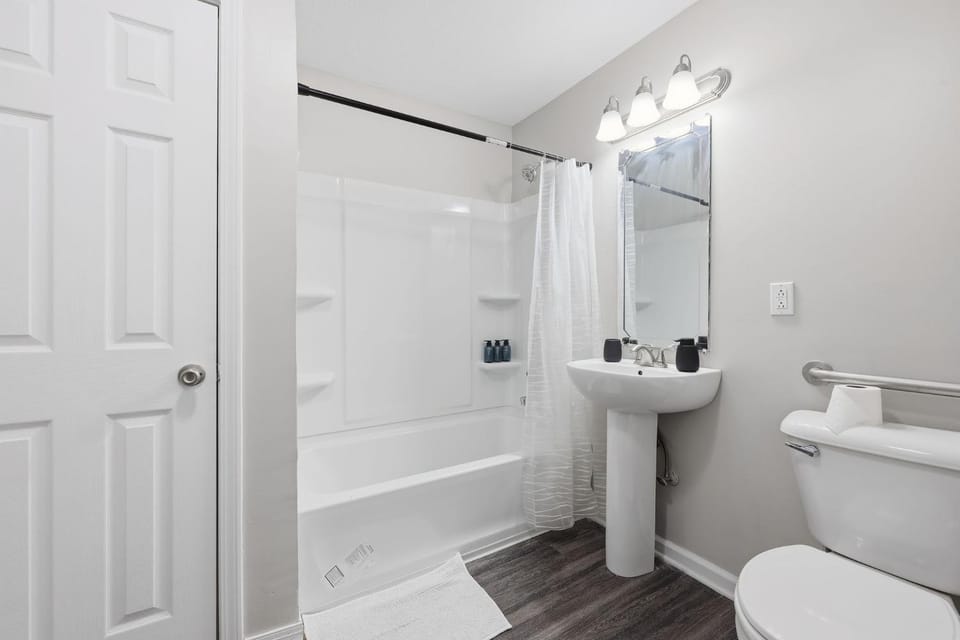 Modern Highland Park 2BR 2BA Stay Apartment in Clarksville
