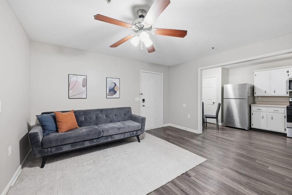 Modern Highland Park 2BR 2BA Stay Apartment in Clarksville