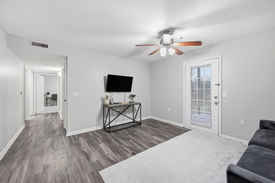 Modern Highland Park 2BR 2BA Stay Apartment in Clarksville
