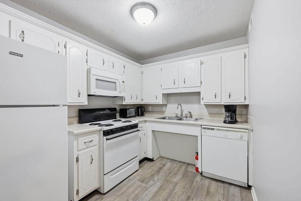 Stylish Highland Park 2BR 2BA Stay Apartment in Clarksville