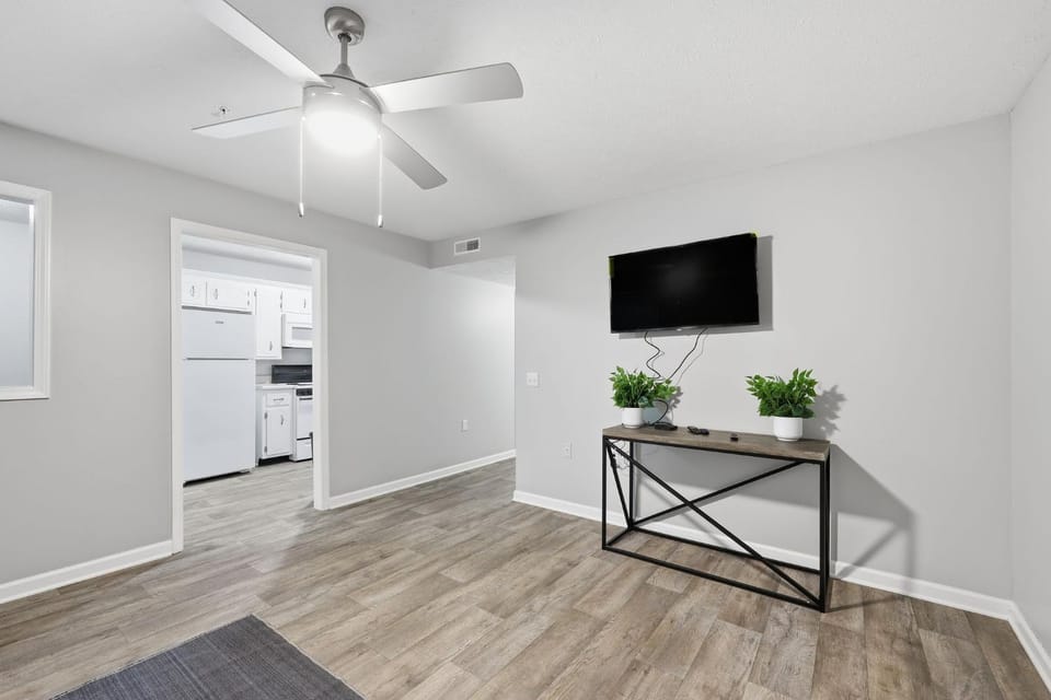 Stylish Highland Park 2BR 2BA Stay Apartment in Clarksville