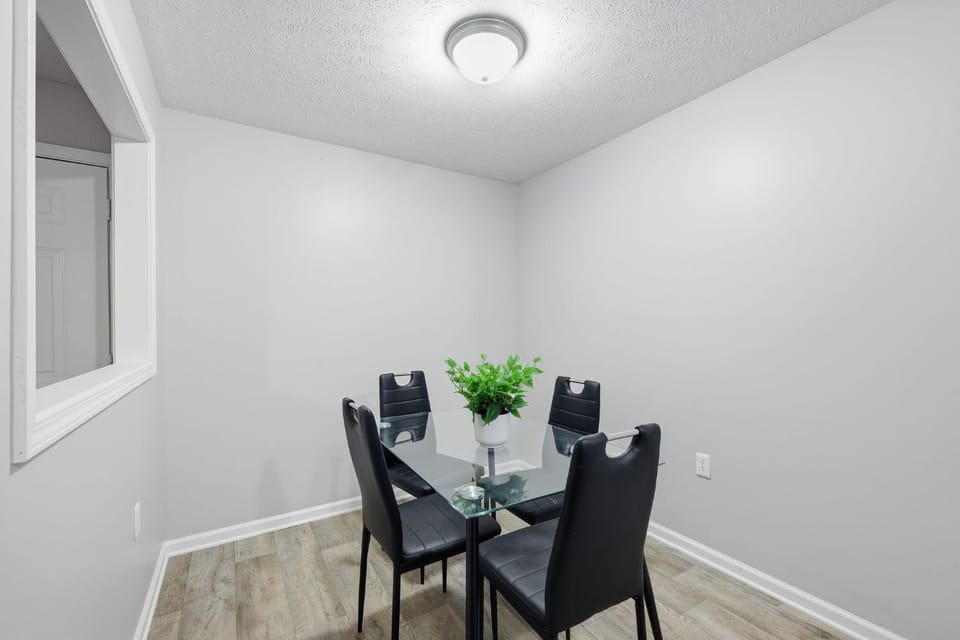 Stylish Highland Park 2BR 2BA Stay Apartment in Clarksville