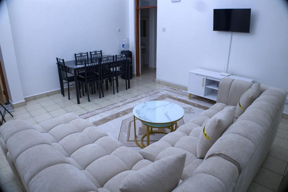 Communal lounge/ TV room, TV and multimedia, Living room, Seating area, Dining area