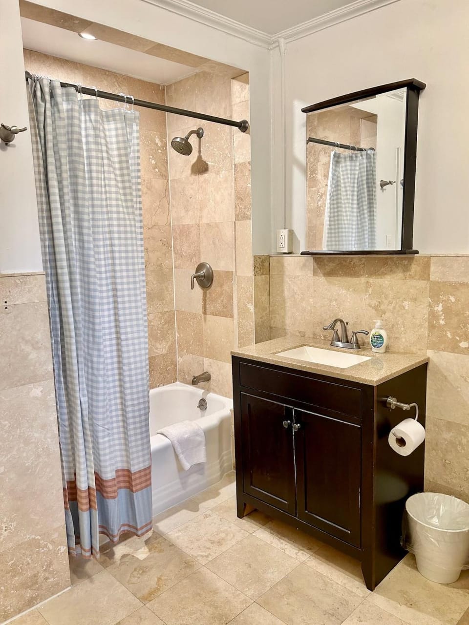 010 - Prime Location Flat Steps from PATH & NYC Apartment in Hoboken