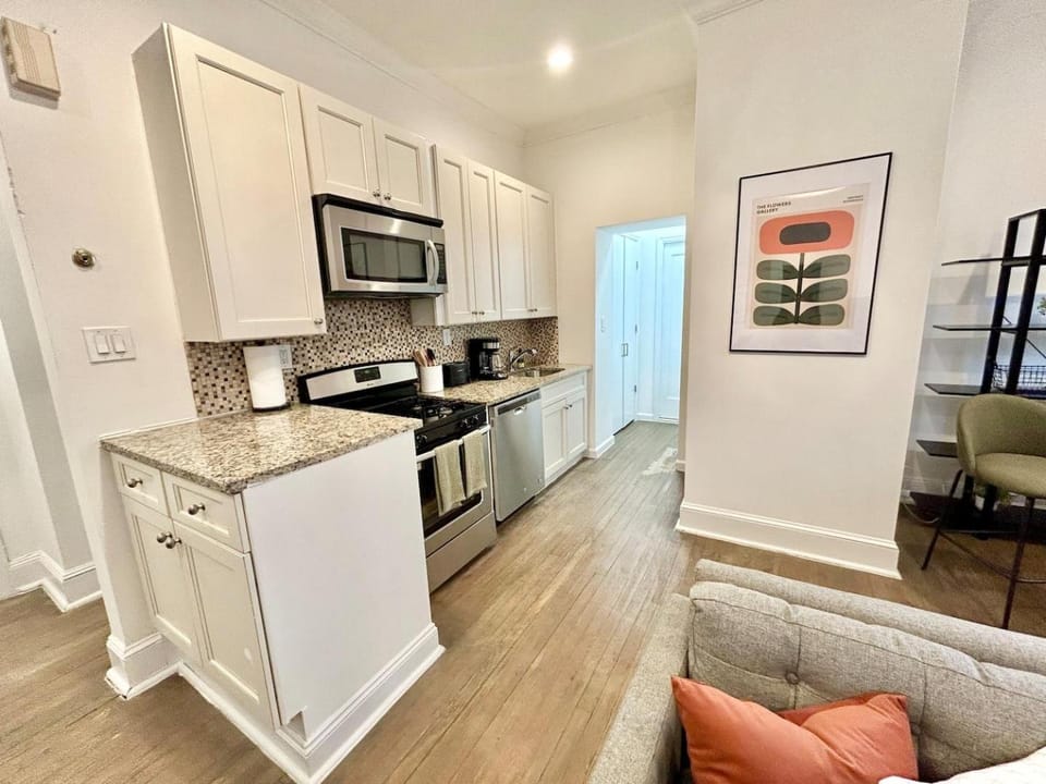 010 - Prime Location Flat Steps from PATH & NYC Apartment in Hoboken
