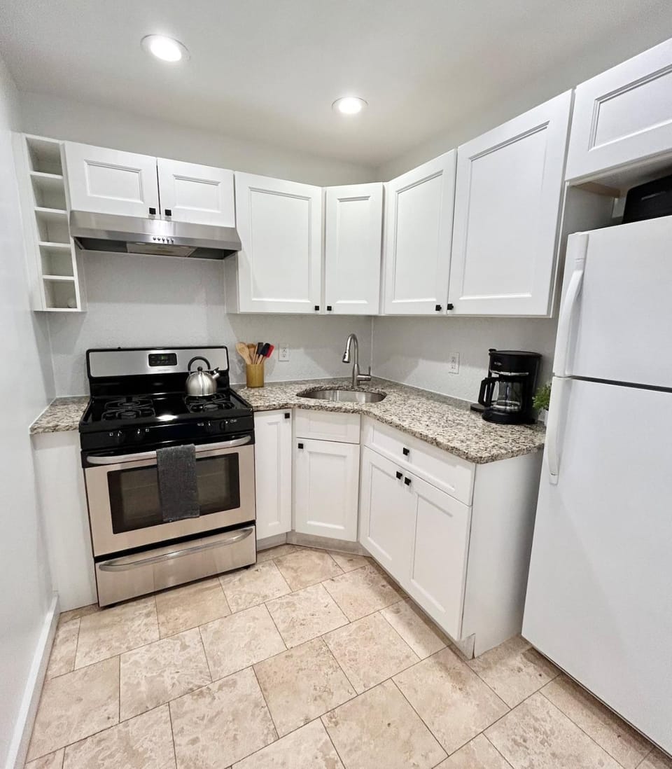 011 - Bright & Cozy 2BR2BA Prime Location Apartment in Hoboken