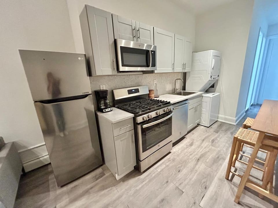 017 - Charming 2BR2BA Easy Access to NYC Apartment in Hoboken