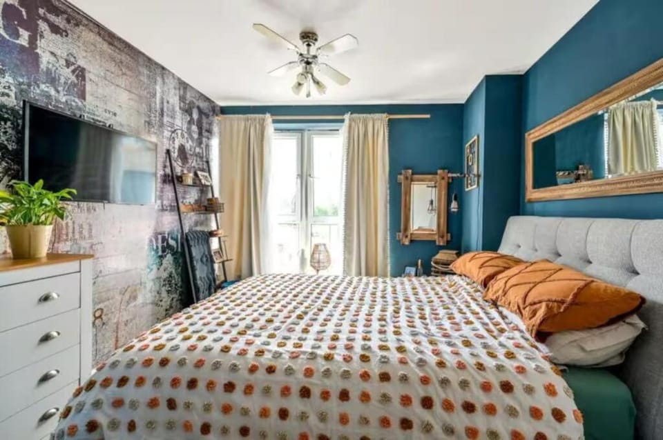 Bed, TV and multimedia, Photo of the whole room, Bedroom
