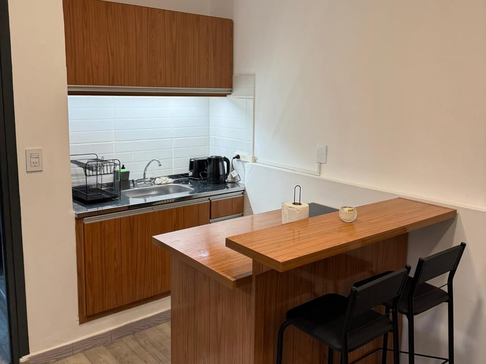Coffee/tea facilities, Kitchen or kitchenette, Dining area, stove, toaster
