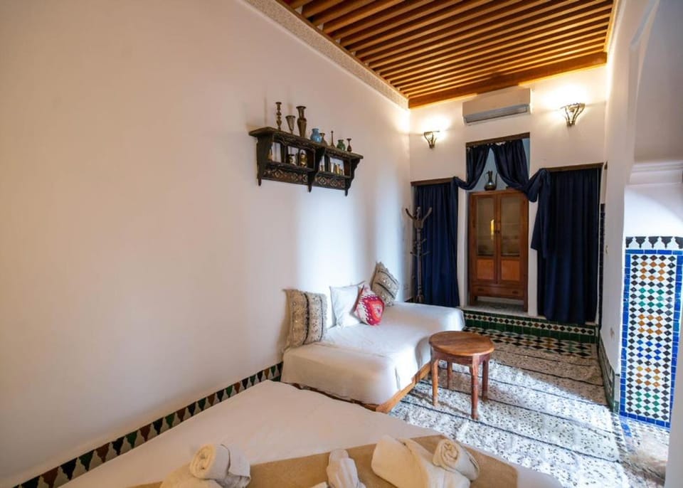 View (from property/room), Living room, Decorative detail, Seating area, Dining area