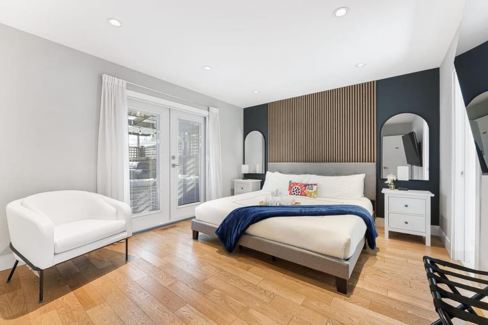 Mountain View, King Bed, & Minutes from Downtown House in Vancouver