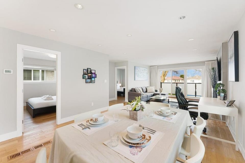 Mountain View, King Bed, & Minutes from Downtown House in Vancouver