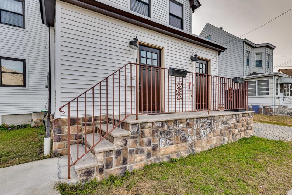 4 Mi to MetLife Stadium: Modern Retreat! House in Passaic