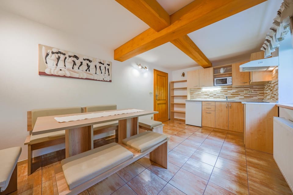 Kitchen or kitchenette, Seating area, Dining area, kitchen