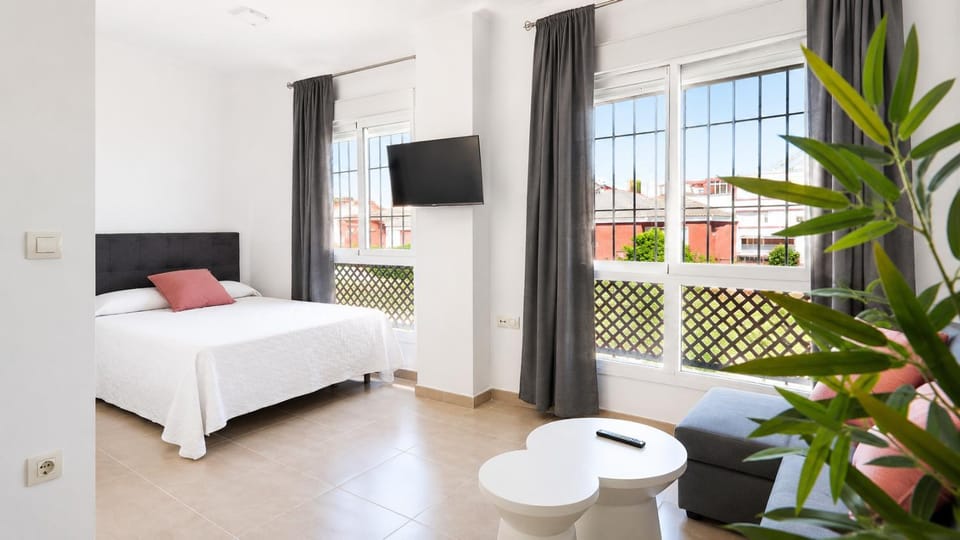 Bed, TV and multimedia, Living room, Photo of the whole room, Bedroom
