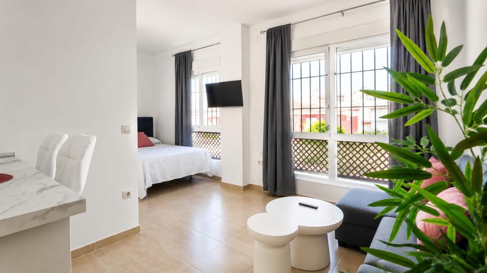 Communal lounge/ TV room, Bed, TV and multimedia, Living room, Photo of the whole room, Seating area