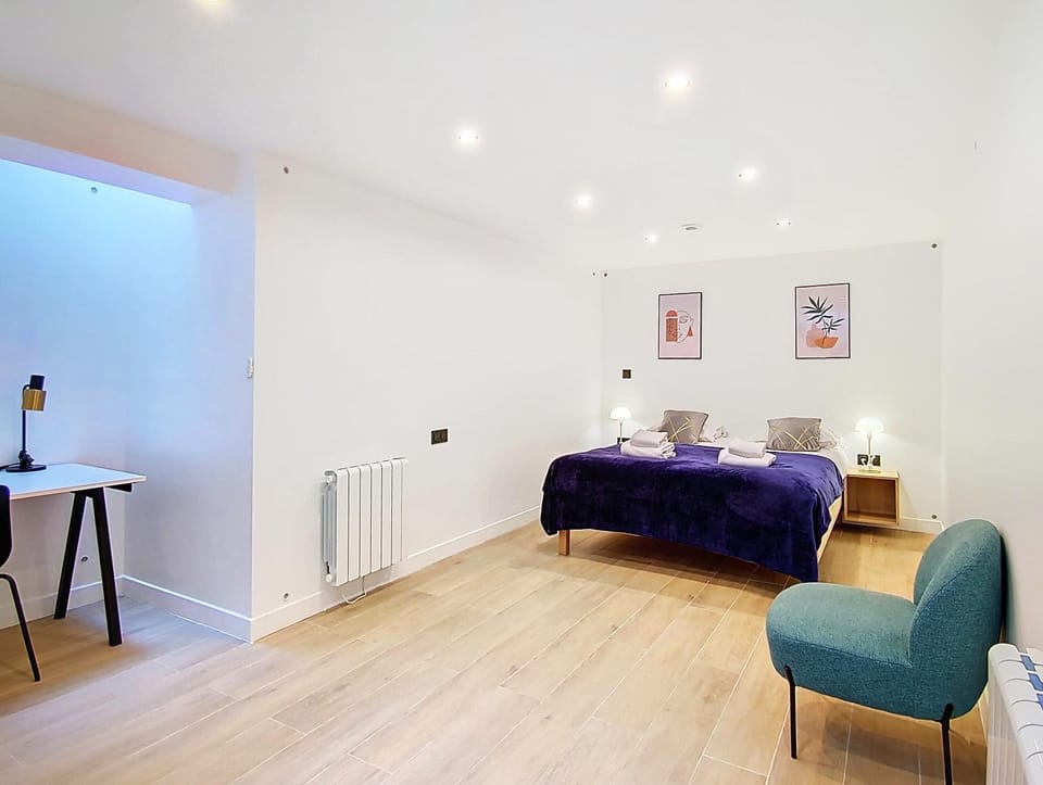 Photo of the whole room, Bedroom
