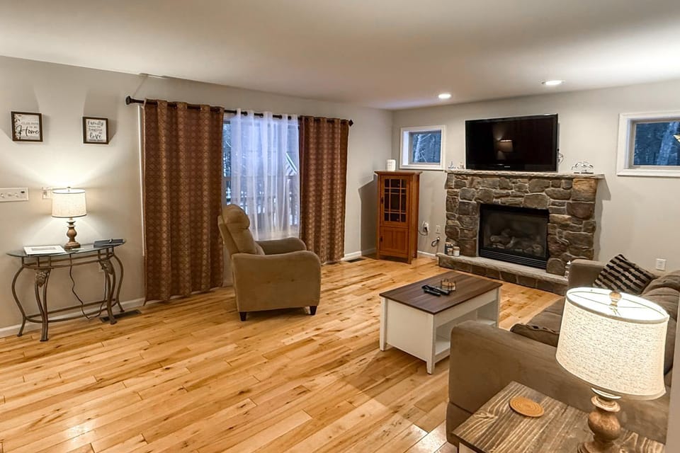 Fire Pit, Game Room, Lake, On-Site Stream Poconos! House in Kidder Township