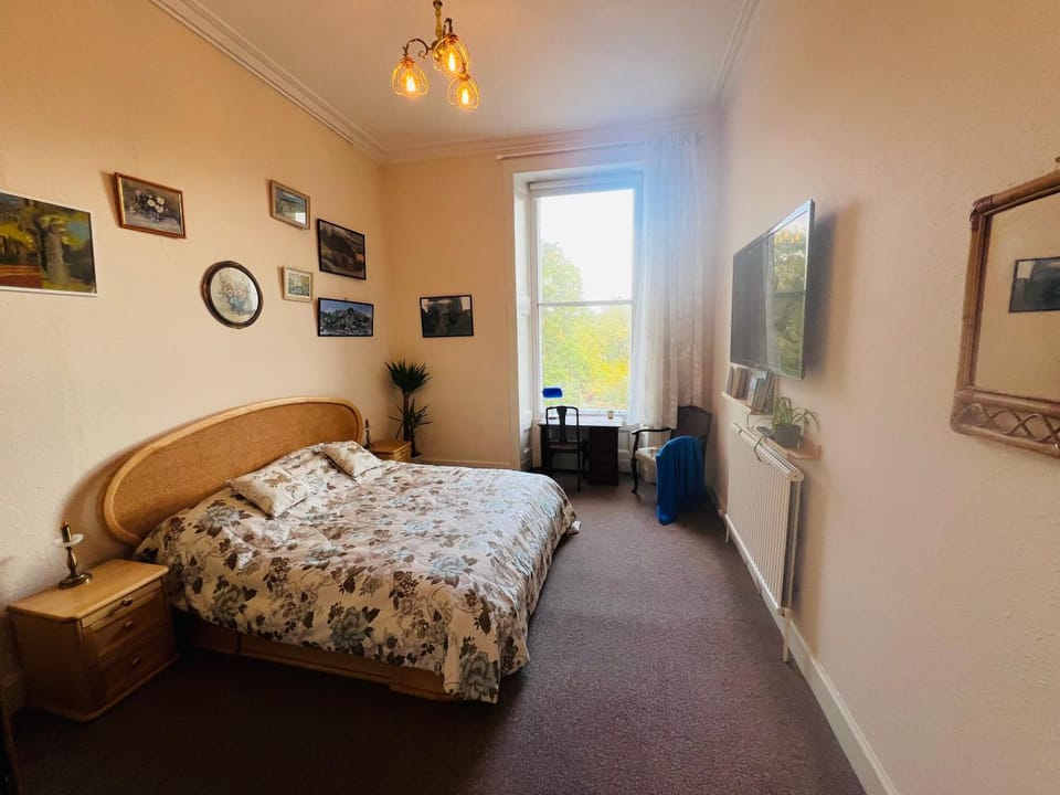 Bed, TV and multimedia, Bedroom