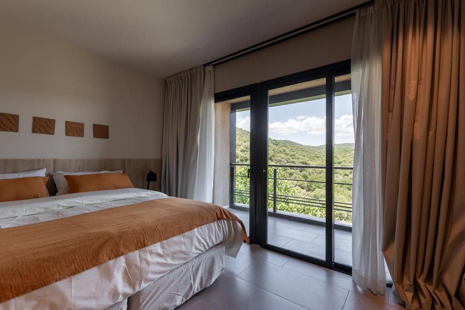 Bed, Natural landscape, Photo of the whole room, Bedroom