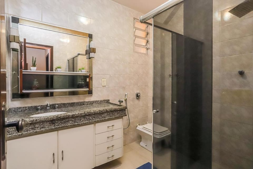 Fernanda Leme · Leme Aprazível: 2 quartos amplo e confortável! Apartment in Rio de Janeiro