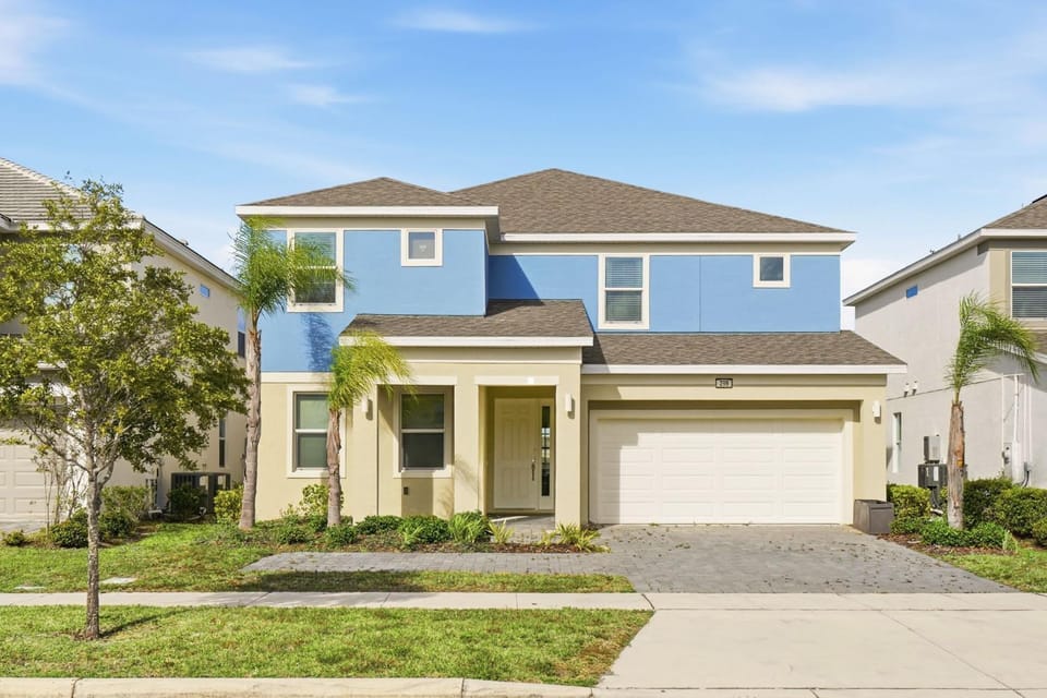 Bella Vida Poolside Family Escape House in Kissimmee