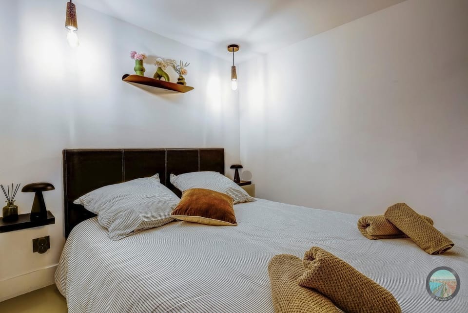 Bed, Photo of the whole room, Bedroom, towels