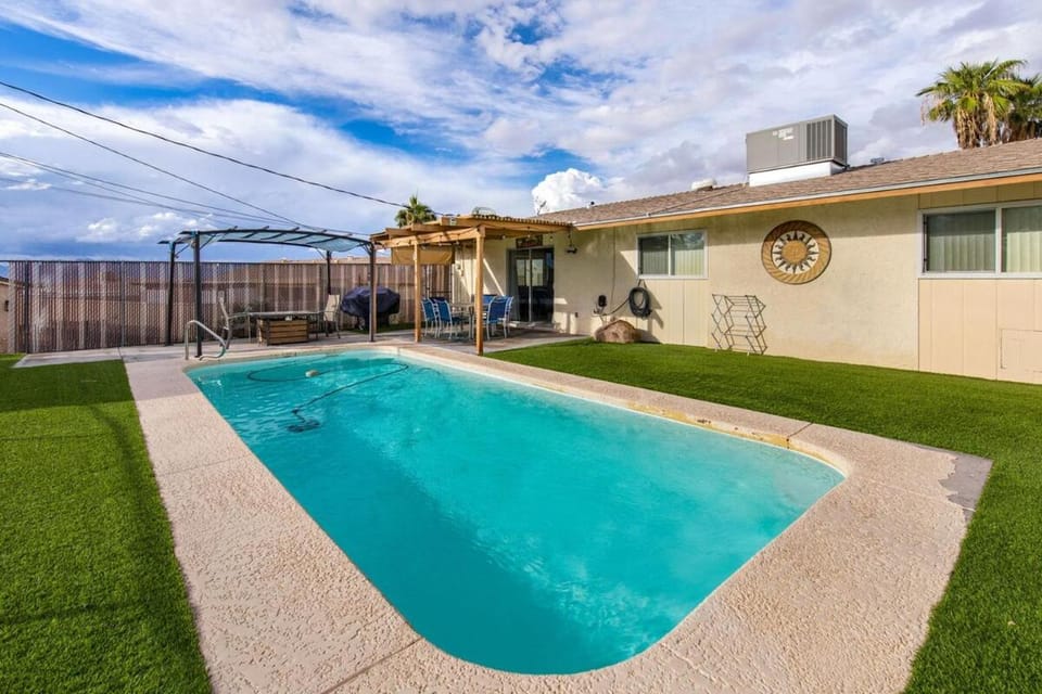 Welcome To Cisco! Pool | Firepit | MinutesToBridge House in Lake Havasu City
