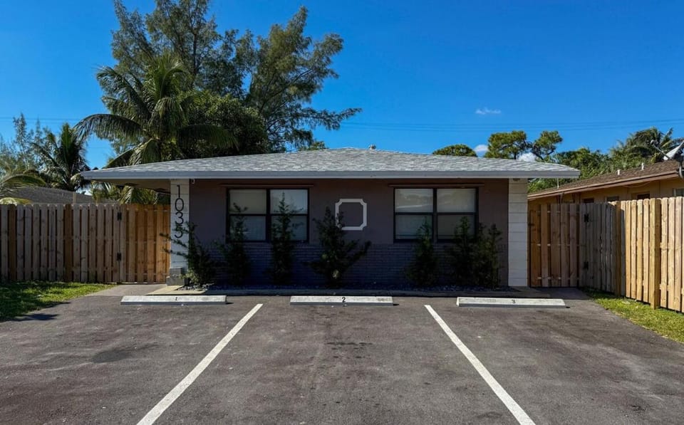 20 Off The Jungle House 10 min Beach & FLL Airport Apartment in Fort Lauderdale