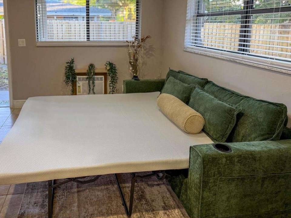 20 Off The Jungle House 10 min Beach & FLL Airport Apartment in Fort Lauderdale