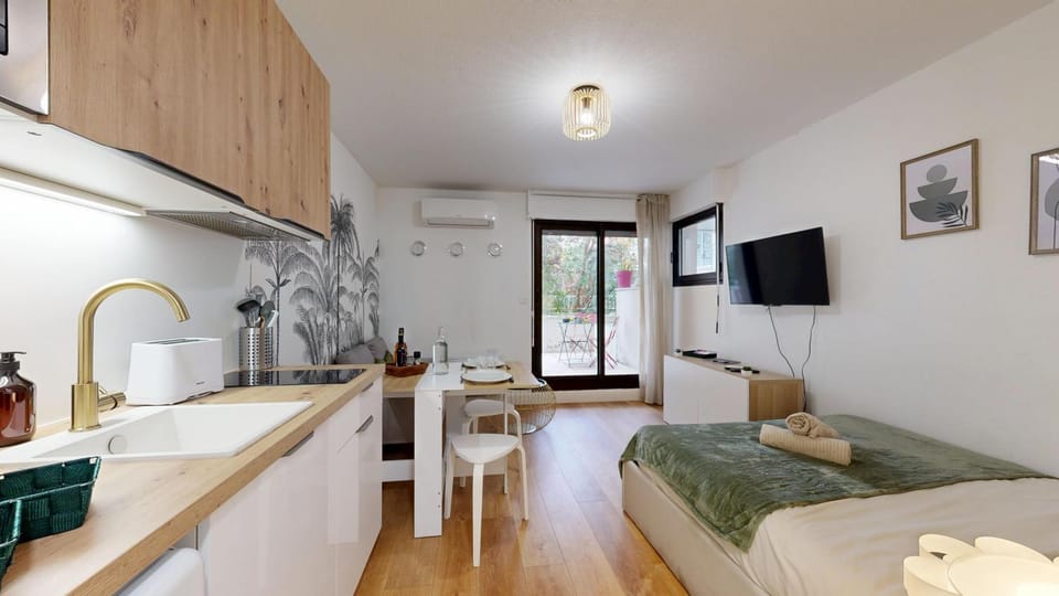 Bed, TV and multimedia, Kitchen or kitchenette, Dining area, Bedroom