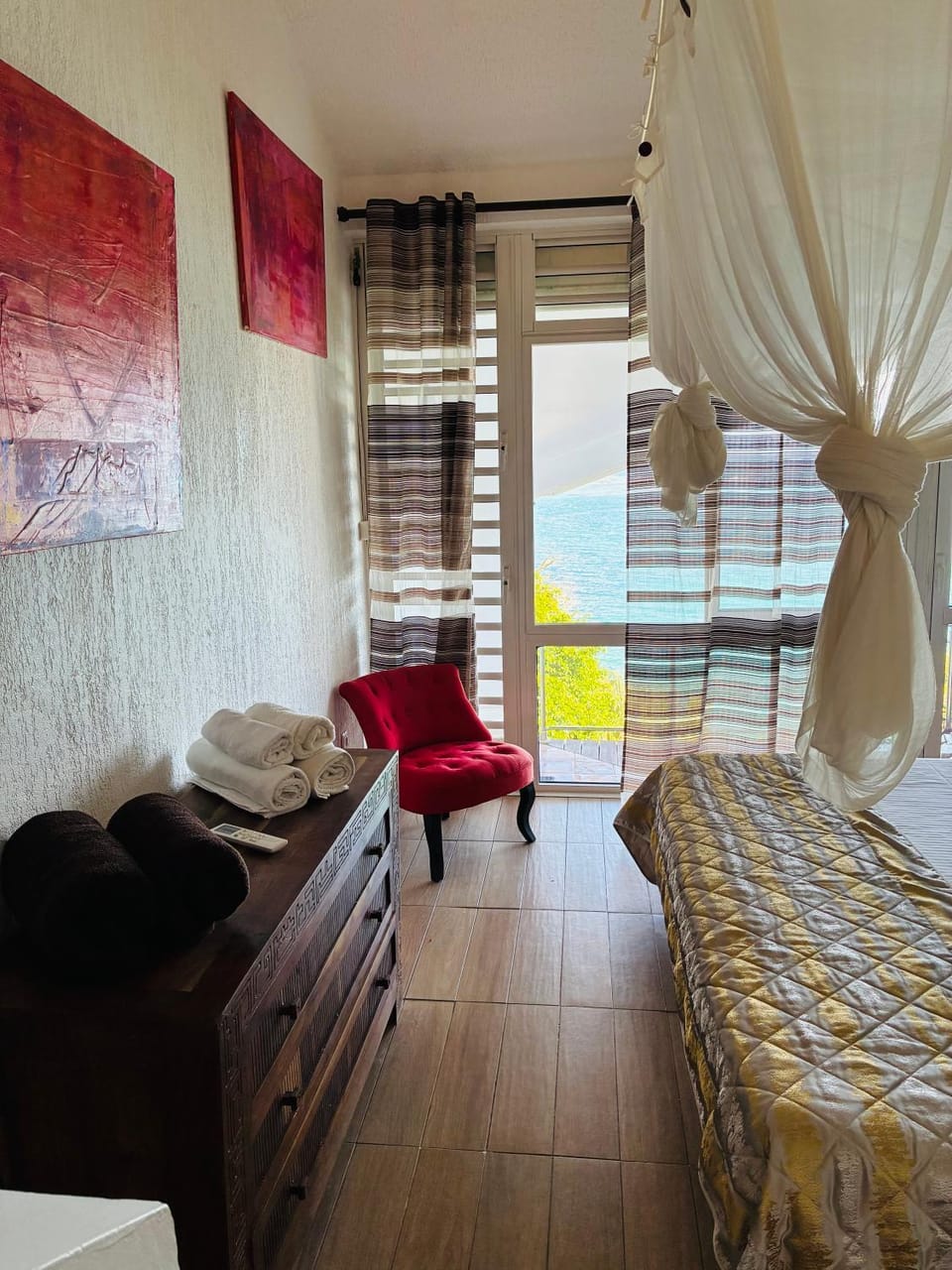 Photo of the whole room, Bedroom