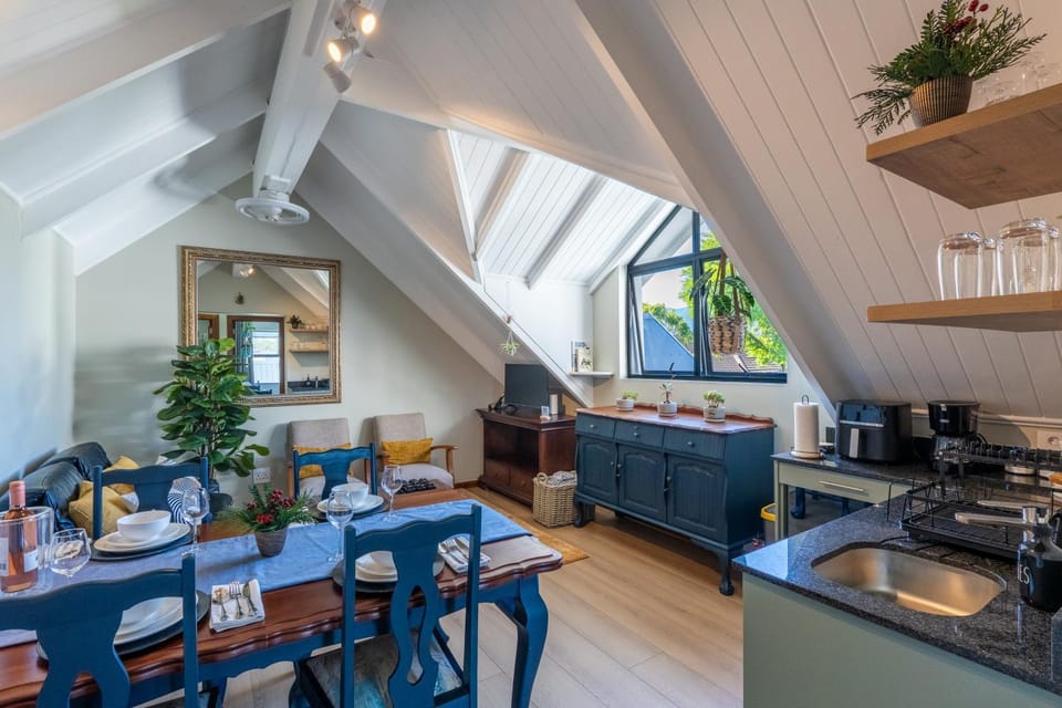 Kitchen or kitchenette, Seating area, Dining area