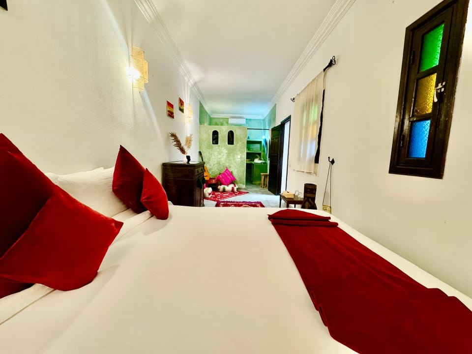 Bed, TV and multimedia, Bedroom