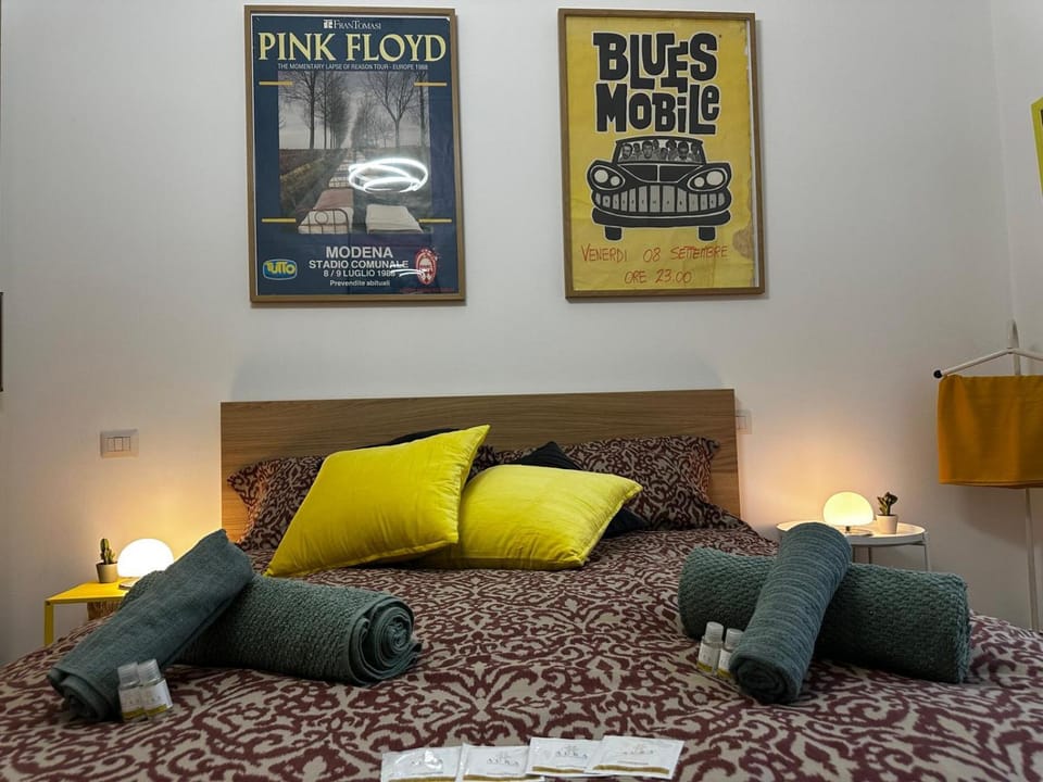 Bed, Bedroom, heating, internet, wardrobe, air conditioner