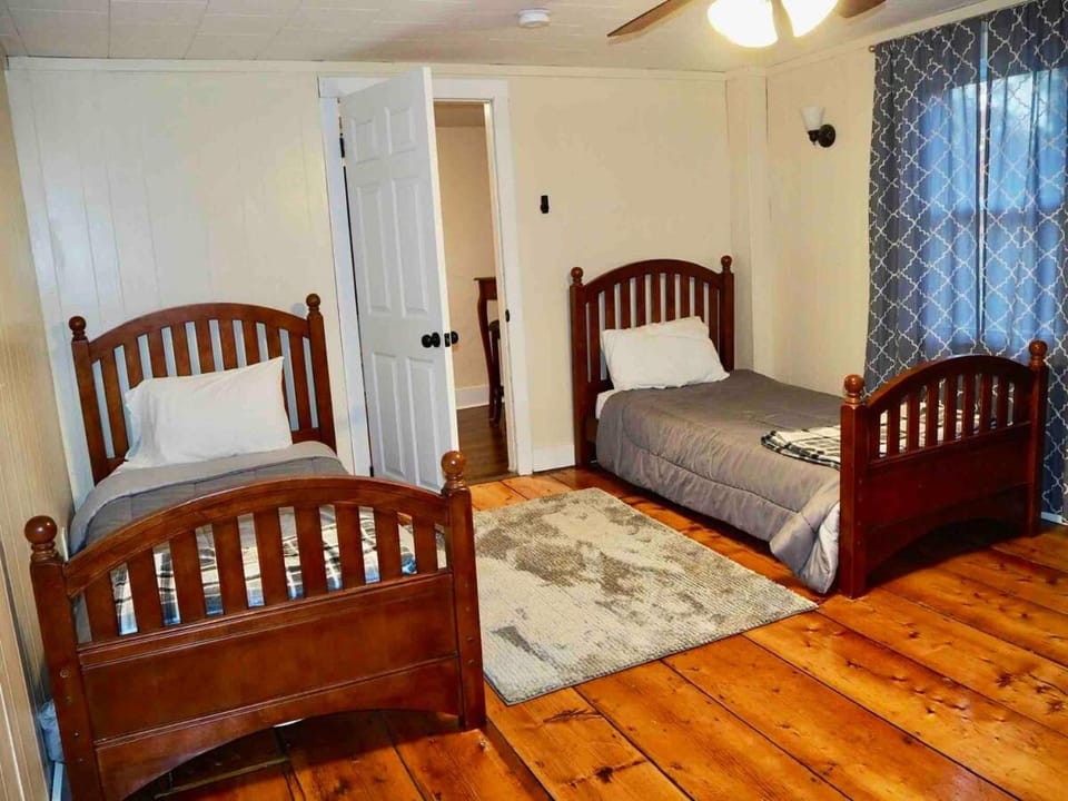 3,000 Sq Ft Historic Colonial Minutes from Okemo with Direct VAST Trail Access House in Mount Holly