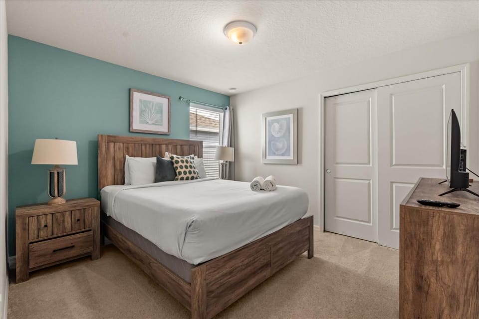 Bed, TV and multimedia, Photo of the whole room, Bedroom